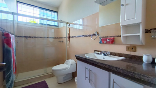 Maikelly Zabala Vende Casa En Barquisimeto , Zona Este, Piscina, 1000metros2 De Terreno, 600 Metros2 De Construcción. Mls 24-28298 Mz