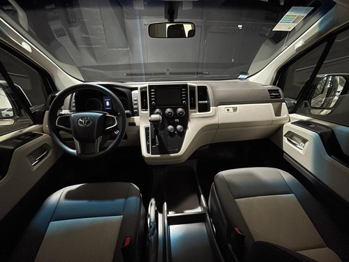 Imagen 8 de 16 de Toyota Hiace Commuter Gl 2022