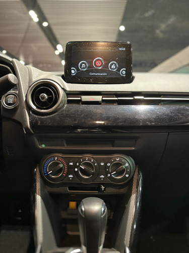 Imagen 20 de 21 de Mazda 2 Sedan Touring At Rojo