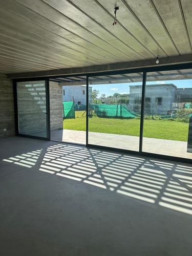 Moderna Casa De Diseño A Estrenar. Muy Luminosa. Diseño Minimalista. En 1 Sola Planta. Materiales Nobles Y De 1ra Calidad Excelente Relación U$ X M2. Deja De Imaginar Lo Q Soñas Y Compralo. Sta Emilia