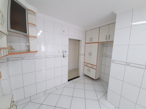 Apartamento Frente Para A Rua Com Sacada E Vista Para O Mar.