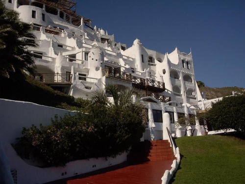 Imagen 5 de 6 de Departamento Muy Lindo Del 11 Al 18 De Febrero, En El Icono De Punta Del Este. Vista Completa Al Mar. Balcón Terraza Con Mesa Para 6 Y Pérgola.