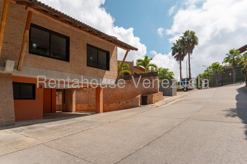 Hermosa Casa De 3 Niveles Que Brinda Tranquilidad Y Confort En Venta Ubicada En El Alto Hatillo 25-8567