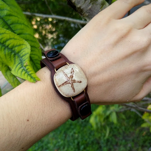 Imagen 2 de 2 de Pulsera Estrella De Mar Cuero Vidrio Pintado A Mano