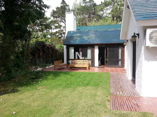 Gran Casa Ubicada En La Zona Del Golf, Punta Del Este.- Ref: 2157