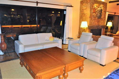 Importante Residencia A 700 Mts De Playa Mansa.- Ref: 11079