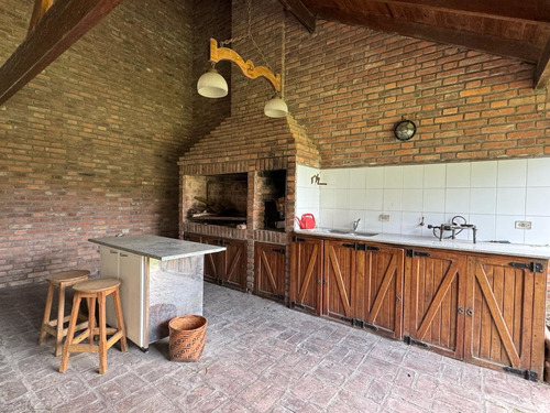Venta Casa En Bella Vista, Lote De 1350 Mts²