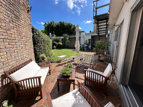 Casa Multifamiliar En P.u En Punta Gorda, Con Dos Monoamientes, Patio, Barbacoa Y Cochera Para 2 Vehículos
