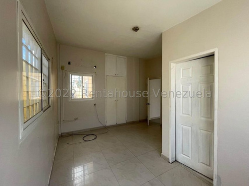 Imagen 5 de 10 de Si Buscas Alquiler Residencial Te Presentamos Esta Linda Y Espaciosa Casa. 04120656408 Mls-22-20736