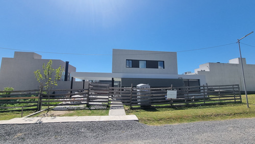 Casa  En Venta En City Bell, La Plata, G.b.a. Zona Sur