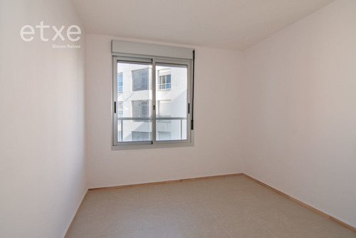 Apartamento En Alquiler De 2 Dormitorios En La Comercial