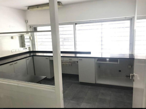 Imagen 3 de 9 de Edificio De Oficinas De 3 Plantas. 3 Baños. Local En Planta Baja Y Dos Pisos De Oficinas.