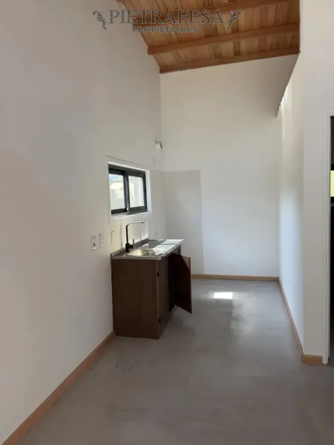 Casa En Alquiler, 1 Dormitorio, 1 Baño, Patio, Cochera. Solymar. · Foto 2
