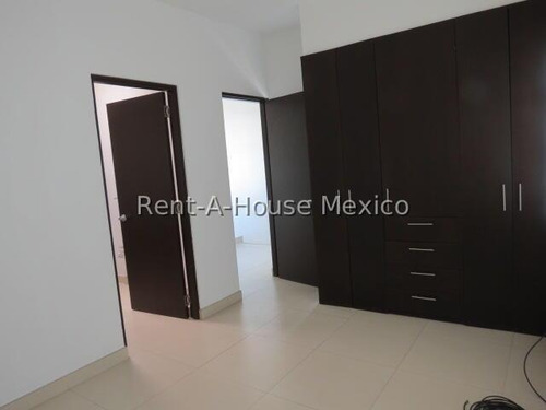 Casa De 3 Recamaras Con Baño Cada Una, Renta - Zibata | Ml