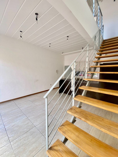 Duplex En Venta En Caballito De 2 Ambientes, Cochera, Patio Y Balcón