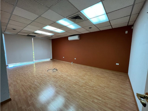 2ndo Y 3er Piso Para Uso Mixto En Renta En Jardines Del Contry, Mty.