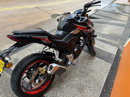 Se Vende Moto Honda Cb 190r Año 2022, Con Accesorios
