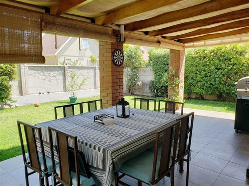 Casa En Venta De 4 Dorm. En Peñalolén