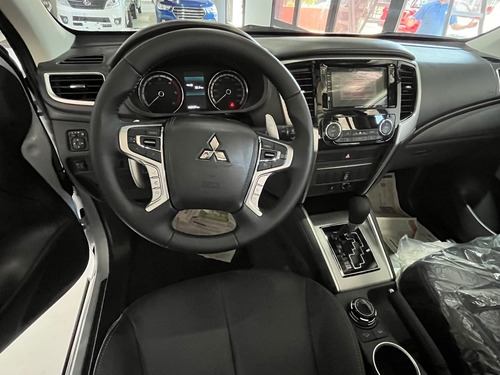 Imagen 12 de 15 de Mitsubishi L200 2023 2.4 Di-d High Power 181cv Cuero