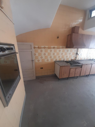 Inversión Inteligente Casa Con Patio, Cochera Y Posibilidad Comercial