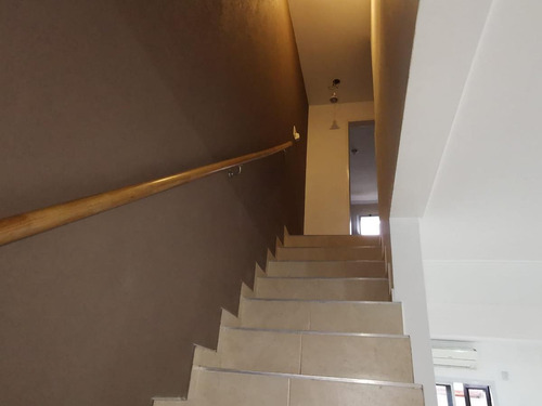 Imagen 10 de 17 de Duplex Con Cochera Y Jardín .av. 66 Entre 144 Y 145 La Plata