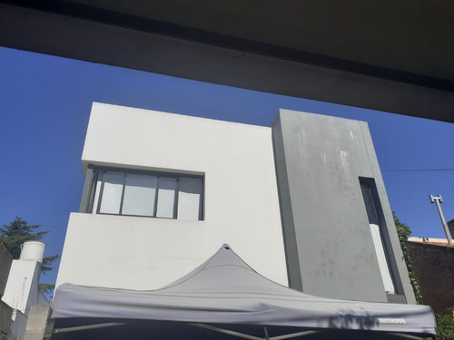 Cantisano Propiedades Alquila Excelente Duplex En Gonnet 504 Y 17!! Con Entrada Para Auto, 2 Dormitorios!!