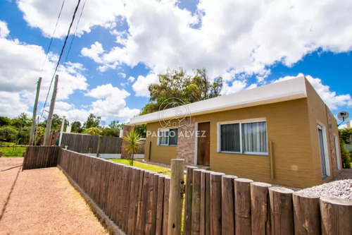 Casa En Alquiler Temporal, A 50 Metros Del Mar. Tres Dormitorio, Aire Acondicionado En Todos Los Ambientes. Ideal Para Veranear
