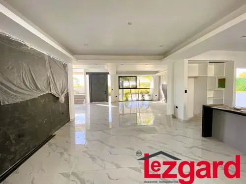 Esta Casa Ha Sido Cuidadosamente Diseñada Para Combinar La Belleza Estética Con La Funcionalidad. Cada Rincón De Esta Propiedad Refleja Una Atención Meticulosa A Los Detalles, Desde Los Acabados De Al