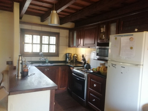 Se Vende Casa De 3 Dormitorios En Complejo Cerrado