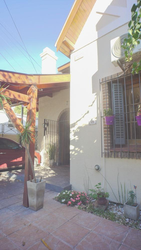 Chalet Estilo Inglés De 3 Dorm. Banfield Este.