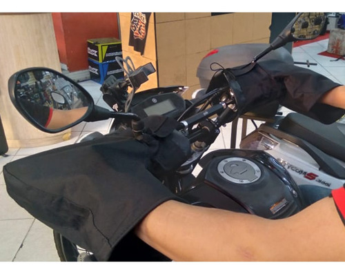 Imagem 3 de 3 de Protetor Luva Mão Corta Vento Frio Moto Piracapas