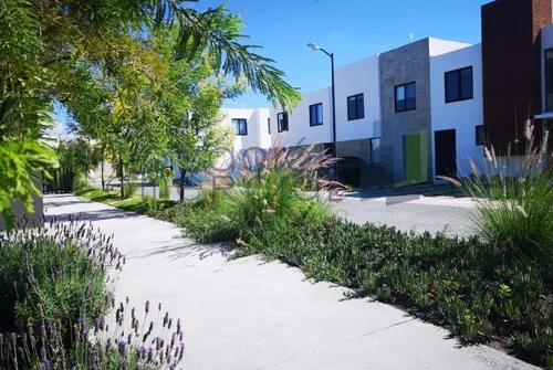Casa En Renta En Altos Juriquilla, En Excelentes Condiciones Con Amenidades.