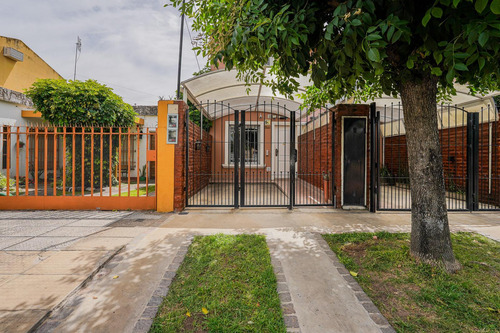 Duplex De 3 Ambientes Con Patio Y Cochera