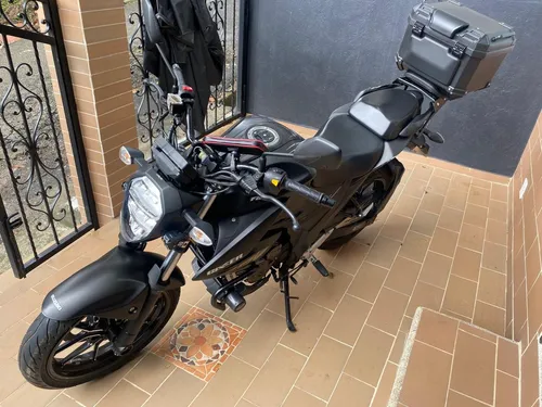 Motocicleta Gixxer 250 Susuki.