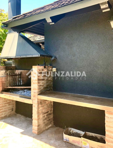 Se Arrienda Casa Grande, Sólida, Amoblada Con Vista Al Mar.
