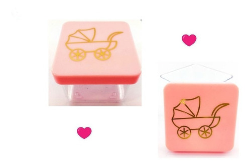 Imagem 4 de 4 de 12 Caixas Acrílica 4x4 Cm Gravura Carrinho Bebê Lembrancinha