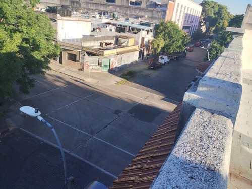 Venta De Amplio Apartamento En Tres Cruces, 4 Dormitorios,buen Balcón Acceso A Azotea Despejada Con Gran Potenciale