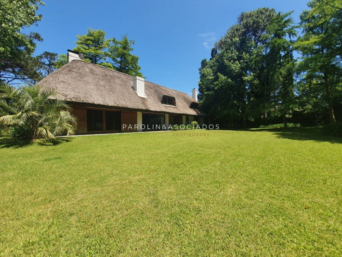 Casa Exclusiva En La Zona Del Golf.- Ref: 3010