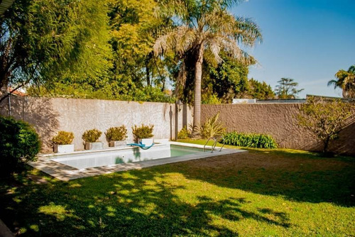 Hermosa Casa Súper Cómoda Y Espaciosa, Con Cochera, Pileta, Jardín Y Parrilla!