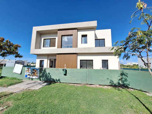 Casa En Venta Con Pileta Santa Elena
