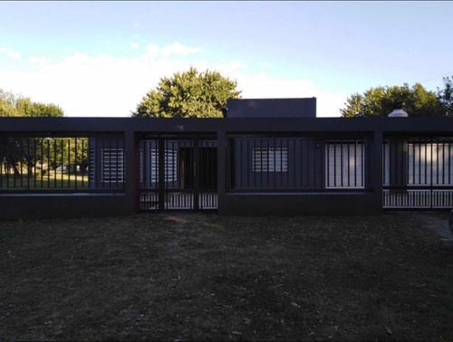 Casa De 6 Ambientes, 2 Baños, Parque De 2000m2 Aprox