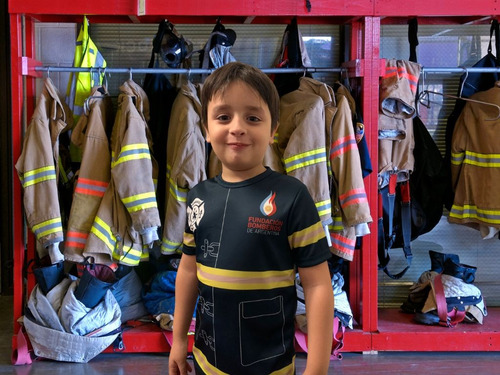 Imagen 1 de 5 de Remeras Niños Y Niñas Chaquetón Pequeños Bomberos