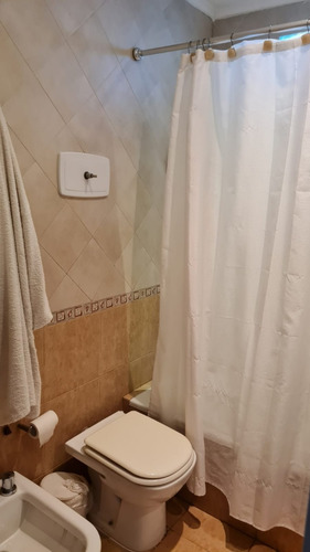 Excelente Chalet En Dos Plantas, Cinco Ambientes Sobre Lote De 8,66 X 30,65m.
