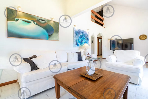Espectacular Casa De Seis Dormitorios Y Servicio En Venta En Lugano