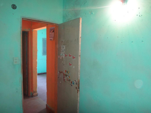 Casa De 2 Dormitorios En Zona Industrial, Cocina Comedor, Baño, Lavadero Patio De 240 M2 Con Galpón Parabólico De 100 M2 (ideal Taller /depósito). Terreno De 10 X 38 Orientado Al Norte.