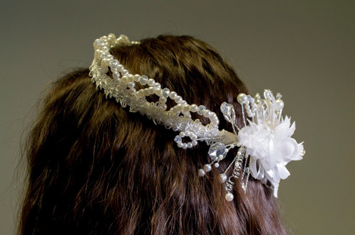 Imagen 3 de 5 de Corona Perlas Tocado Tiara Comunión Recuerdera Katia Hadas
