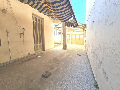 Casa Para Refaccionar Sobre Lote Propio En Monte Castro.