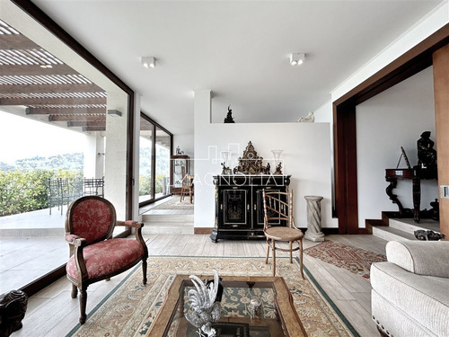 Casa En Venta De 6 Dorm. En Lo Barnechea
