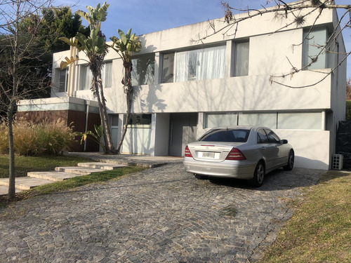 Excelente, Práctica Y Funcional Casa En Venta En Las Glorietas