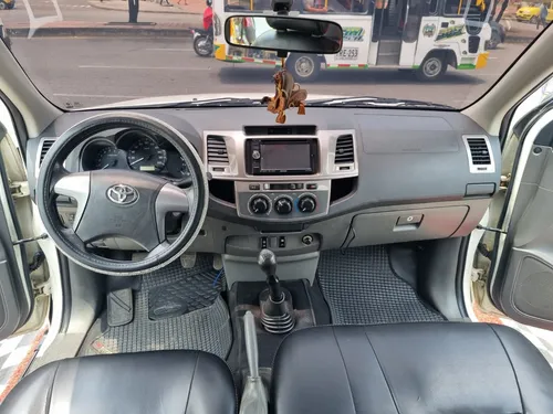 Toyota Hilux 2.7 MT 4X2